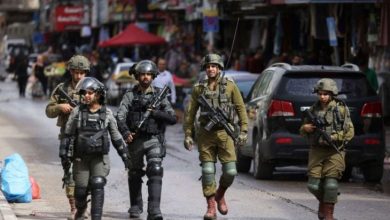 صورة الاحتلال يفرض منع تجول مشدد في عدة أحياء بالخليل