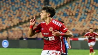 صورة “بالمقص”.. إمام عاشور يمازح شقيق زوجته لاعب الزمالك السابق (فيديو)