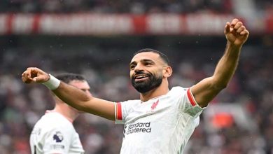 صورة محمد صلاح يهدي حارس الأهلي قميص ليفربول (صورة)