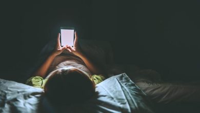 صورة احذر.. هذا ما يفعله استخدام الهاتف المحمول قبل النوم بالقلب