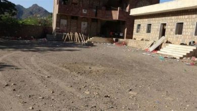صورة بعد تصفيته لتربوي مختطف.. الحوثي يصيب طفلين في قصف مدرسة بتعز  أخبار السعودية
