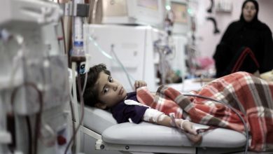 صورة فلسطينيا يغادرون مستشفيات القدس عائدين إلى قطاع غزة