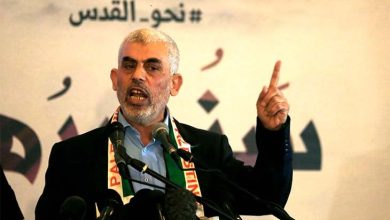 صورة تاريخ من الكفاح الفلسطيني..نيويورك تايمز: السنوار استشهد في صفوف مقاتليه وقاوم حتى اللحظة الأخيرة