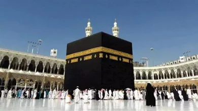 صورة شاب يسحب ورقة والدته في قرعة الحج.. ورد فعله يُذهل الجميع (فيديو)
