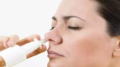 صورة طرق سليمة لاستخدام قطرات الأنف للأطفال بأمان