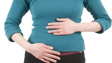 صورة كيف تؤثر عادة مضغ الماء على الهضم والجسم؟