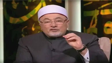 صورة خالد الجندي يكشف عن تصوير قرآني بليغ في قوله تعالى “وأحيط بثمره”
