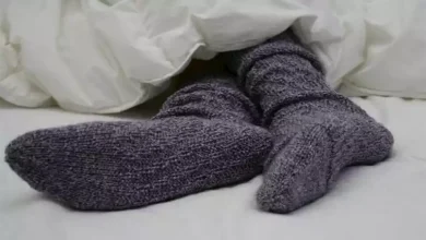 صورة هل الذهاب إلى الفراش بجوارب القدمين واليدين عادة سيئة؟.. مفاجآت لن تتوقعها