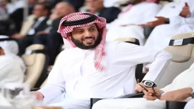 صورة تركي آل الشيخ ينشر فيديو لفريق عمل المسرحية السورية “عرس مطنطن”