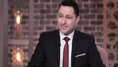 صورة داعية يوضح حكم تعليق التمائم؟