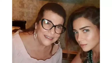 صورة “أحلى وأحن وأعظم الأمهات” رنا رئيس وهاجر الشرنوبي تنعيان والدة مي عزالدين