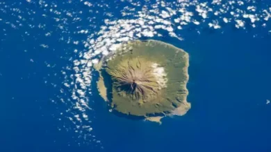 صورة طريق ضيق ومفيش مطاعم.. 20 صورة لأغرب وأبعد جزيرة في العالم