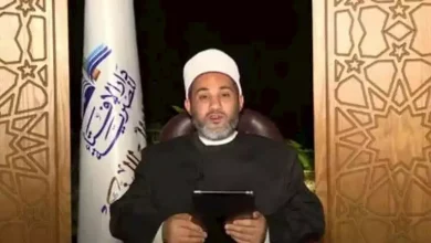 صورة أمين الفتوى: الصلاة خلف الإمام عبر التلفزيون أو الوسائل الإلكترونية غير جائزة شرعًا