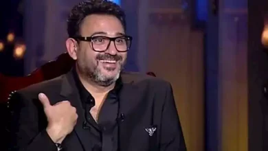 صورة أكرم حسني يوجه رسالة لصناع مسرحية “البقاء للأصيع”