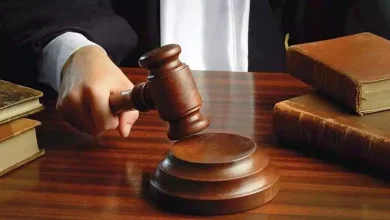 صورة محكمة تمنع امرأة من دخول غرفة شقيقها.. لن تتخيل السبب