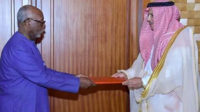 صورة السفير الغامدي يقدم نسخة من أوراق اعتماده سفيرا فوق العادة لدى الكاميرون  أخبار السعودية