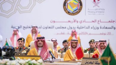 صورة وزير الداخلية يؤكد موقف المملكة في تعزيز التواصل والتنسيق بين دول الخليج