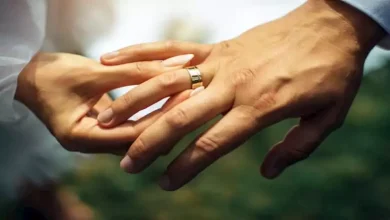 صورة مفاجأة.. خبيرة طاقة تحذر من كتابة الأسماء والتواريخ على دبلة الخطوبة