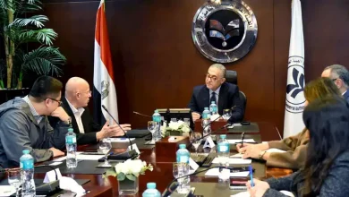 صورة بتكلفة استثمارية 385 مليون دولار.. أكبر منتج للأقمشة المصبوغة والقمصان في العالم يبحث إنشاء مصنع بمصر