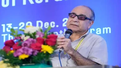 صورة أحمد كمال يتسلمه.. “شرق 12” يحصل على تنويه من لجنة تحكيم مهرجان كيرلا السينمائي