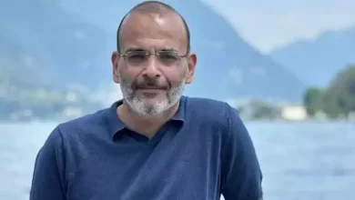 صورة نجل أيمن بهجت قمر يتسلم تكريم جده.. ووالده يعلق