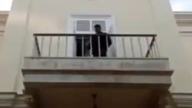 صورة سوريون يدخلون إلى منزل بشار الأسد في بدمشق بعد فراره