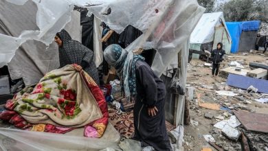 صورة نازحو غزة يخوضون حربا جديدة تحت خيام بالية رغم وقف إطلاق النار..