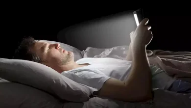 صورة احذر تصفح “الموبايل” قبل النوم.. هذا ما يحدث لقلبك وضغط الدم – مفاجأة