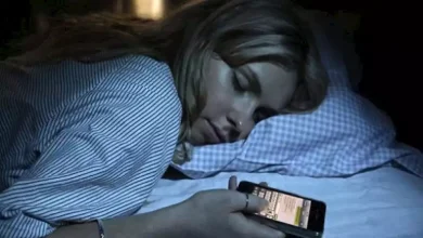 صورة هذا ما يحدث لقلبك عند النوم بجوار الهاتف.. مفاجأة
