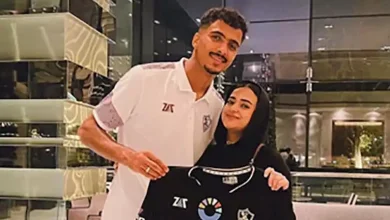 صورة انضمام زوجة حسام عبد المجيد إلى فريق تغطية مباراة مصر وغينيا بيساو
