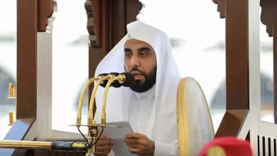 صورة خطيب المسجد الحرام يدعو للتحصّن بالقرآن والسنة: قول لا إله إلا الله مف