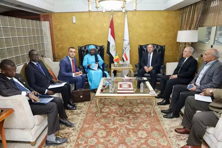 كامل الوزير يبحث مع وزيرة الصيد البحري والموانئ السنغالية سبل التعاون بين الجانبين (2)