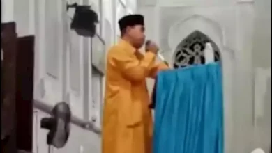 صورة فيديو- لحظة وفاة مقرئ أثناء تلاوته القرآن في أحد مساجد إندونيسيا