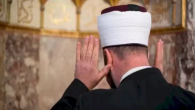 صورة ما حكم رد الإمام أو الفتح عليه في القراءة أثناء الصلاة؟.. الإفتاء توضح