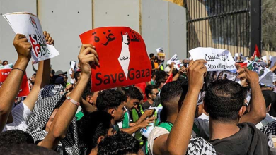 صورة آلاف المصريين يحتشدون في مدينة العريش دعما للفلسطينيين وقضيتهم ورفضا لتهجيرهم