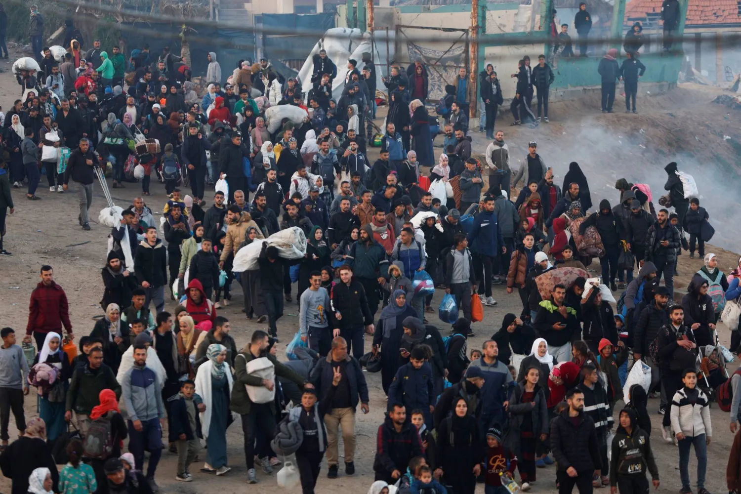 انتظر عشرات الآلاف من الفلسطينيين يومين عند الحواجز المقامة على الطرق من أجل العودة إلى منازلهم بشمال قطاع غزة حتى فتح الجيش الإسرائيلي الحواجز (رويترز)