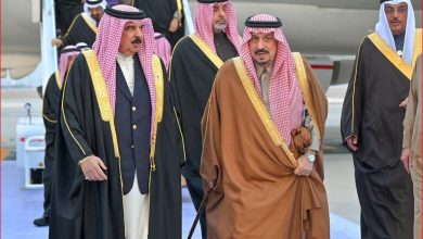 صورة ملك البحرين يصل إلى الرياض وفي مقدمة مستقبليه أمير المنطقة