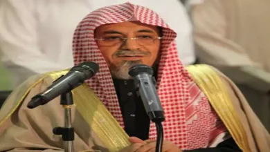 صورة خطيب المسجد الحرام يحذر من مسلك الشيطان: نسيان النعم واستصغارها والغفل