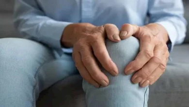 صورة تيبس الصباح يفضح صحة المفاصل.. متى يكون الألم جرس إنذار؟