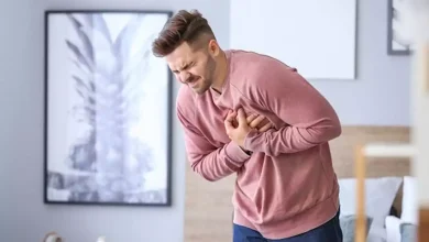 صورة حسام موافي يحذر من نغزات الصدر: علامة على أمراض خطيرة