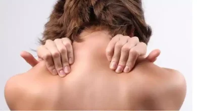 صورة ما أسباب وأعراض وعلاج الحدبة الدهنية؟