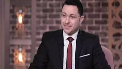 صورة محمد على يوضح حكم الجلوس على القبر؟