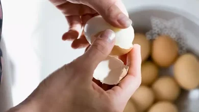 صورة البيض الأبيض والأحمر.. أيهما أكثر صحة؟