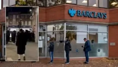 صورة بسبب عطل فني.. عملاء بنك يسحبون أموالا مجانية من ماكينة Atm ببريطانيا