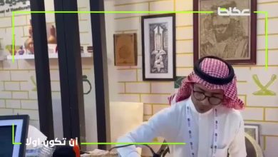 صورة الخطاط التشكيلي ماجد حملي يشارك في جناح الحرفيين بمعرض جازان للكتاب