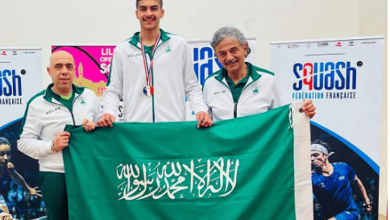 صورة اللاعب السعودي محمد آل نصفان يفوز بلقب البطولة العربية للإسكواش