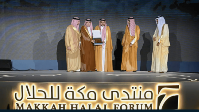 صورة وزير التجارة يدشّن “منتدى مكة للحلال” ويكرّم الجهات المشاركة