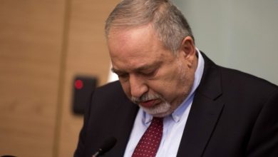 صورة ليبرمان يحذر مواطني إسرائيل : إيران تخطط لمفاجأة وابقوا قرب الملاجئ..