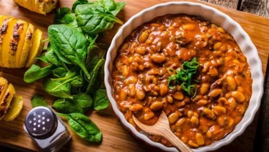 صورة تأثيرات على جسمك لا تتوقعها عند تناول الفول بالبصل الأخضر