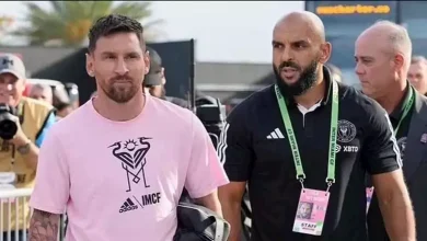 صورة بسبب مشروب طاقة.. حارس ميسي يتحدى ملاكم بنزال في الحلبة